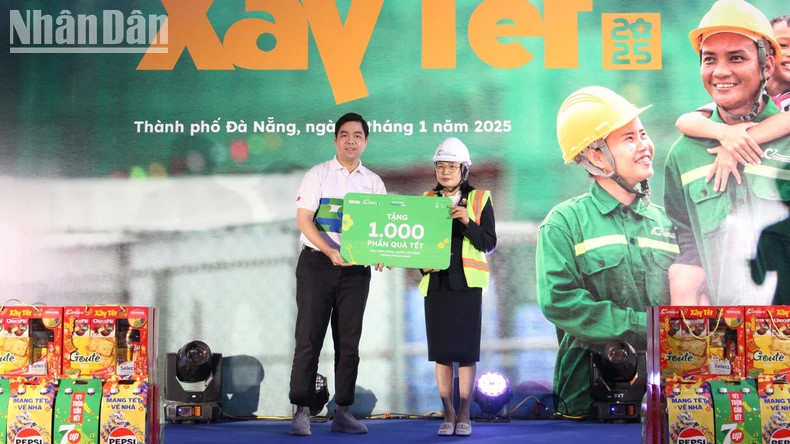 Pharmacity药品股份公司通过岘港市劳动联合会向劳动者赠送1000份春节礼物。