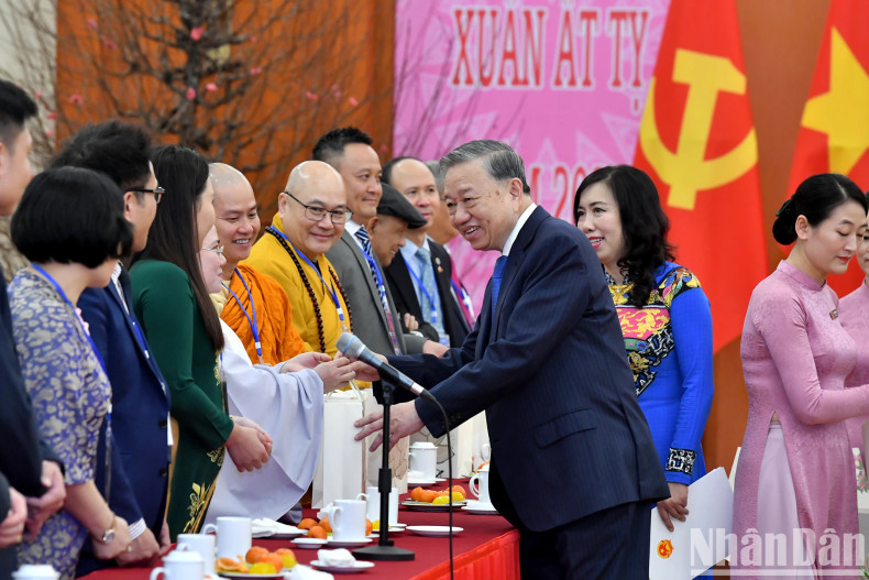 苏林总书记和侨胞代表。 苏林总书记和侨胞代表。