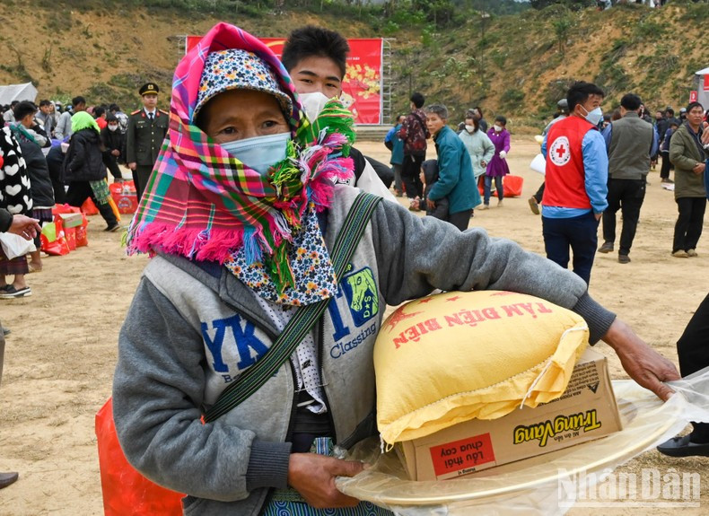民族同胞获得春节礼物。 民族同胞获得春节礼物。