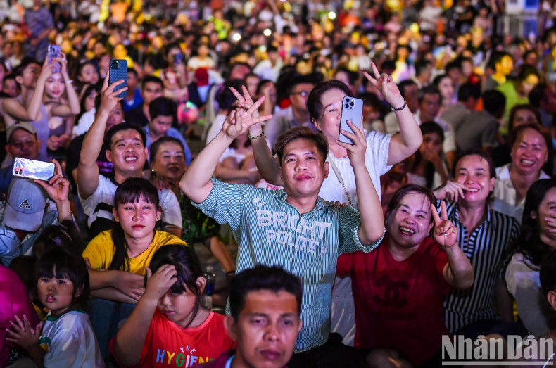 众多当地人民前来参加晚会。