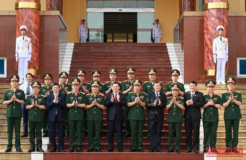 国会主席王廷惠同各位代表、国防学院领导拍纪念照。 国会主席王廷惠同各位代表、国防学院领导拍纪念照。