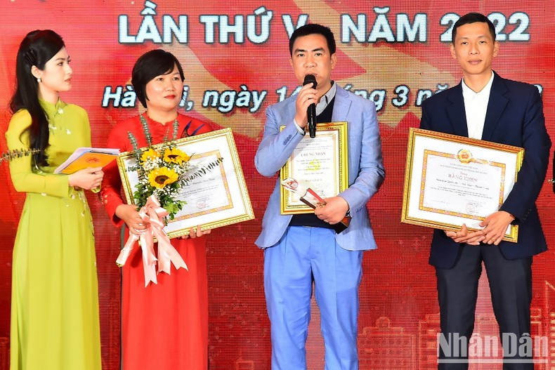 《人民报》社记者阮文瓒代表荣获A等奖的作者小组发表讲话。