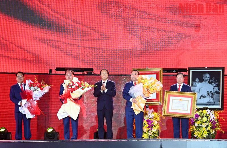 越南政府副总理黎文成向普安市授予一级劳动勋章。 越南政府副总理黎文成向普安市授予一级劳动勋章。