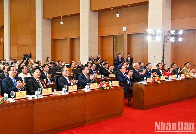 各位代表出席仪式。