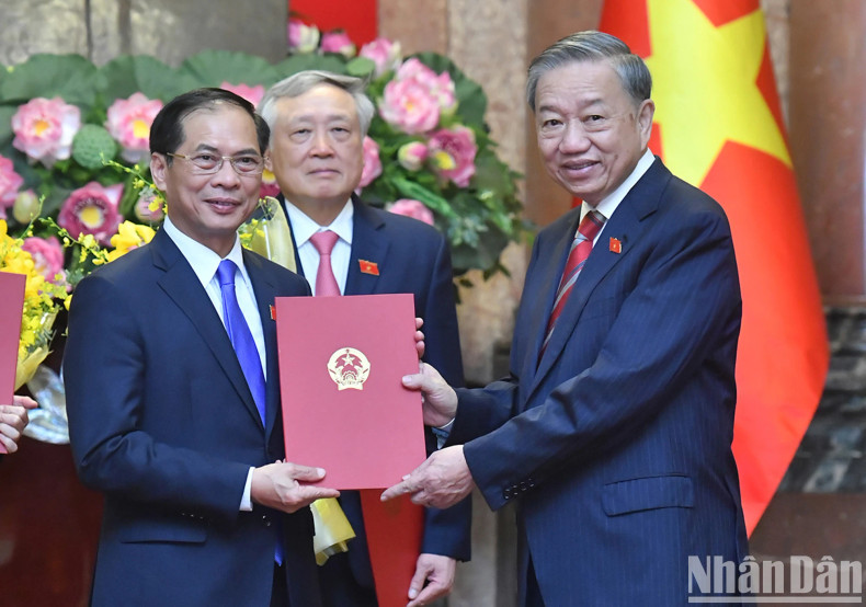 越共中央总书记、国家主席苏林向裴青山同志授予副总理任命决定书。 越共中央总书记、国家主席苏林向裴青山同志授予副总理任命决定书。