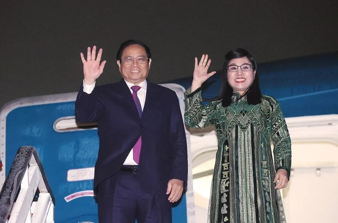 越南政府总理范明正和夫人离开首都布加勒斯特 启程回国。