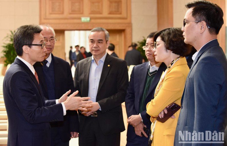 与会代表在会议中场休息时交谈。