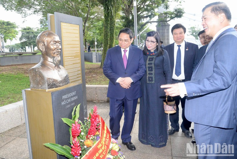 明正总理携夫人听取关于胡志明主席雕像的信息。