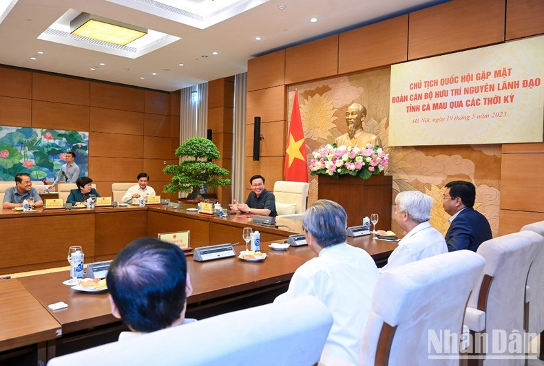 国会主席王廷惠和各位代表交流。