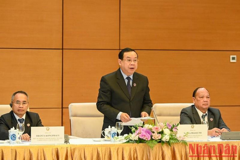 老挝国会对外委员会主任三亚·普拉塞特在活动上发言。