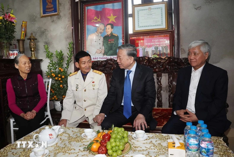 苏林总书记向人民武装力量英雄丁国防致以新年祝福。