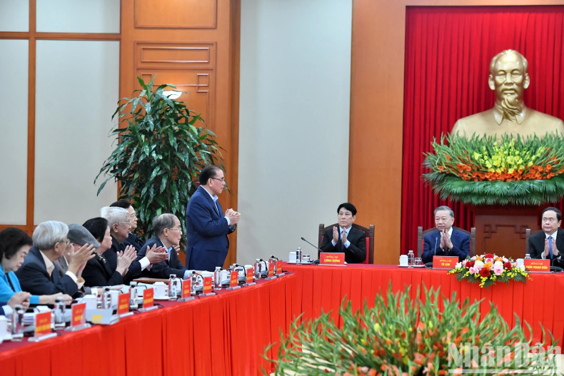 党和国家前领导人出席会议。 党和国家前领导人出席会议。