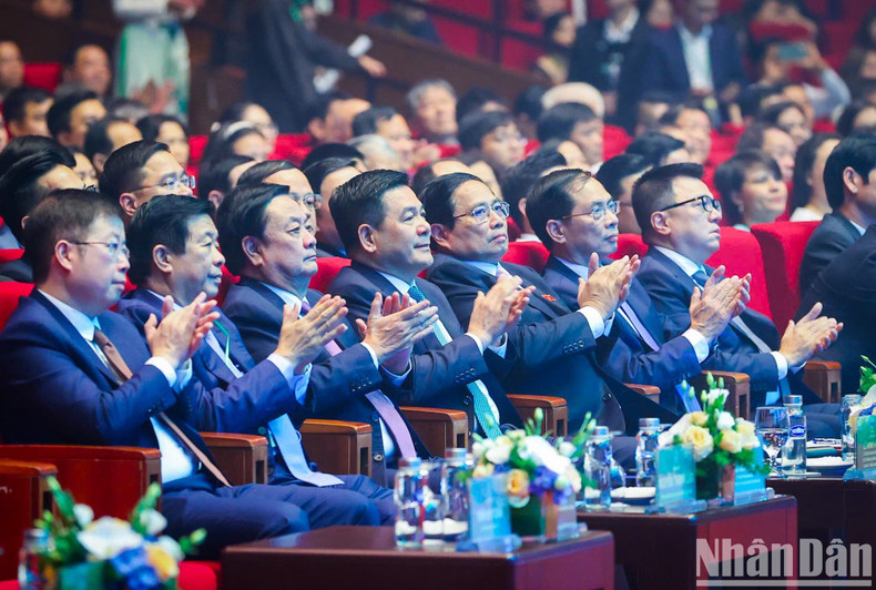 范明正总理和各位代表出席仪式。 范明正总理和各位代表出席仪式。