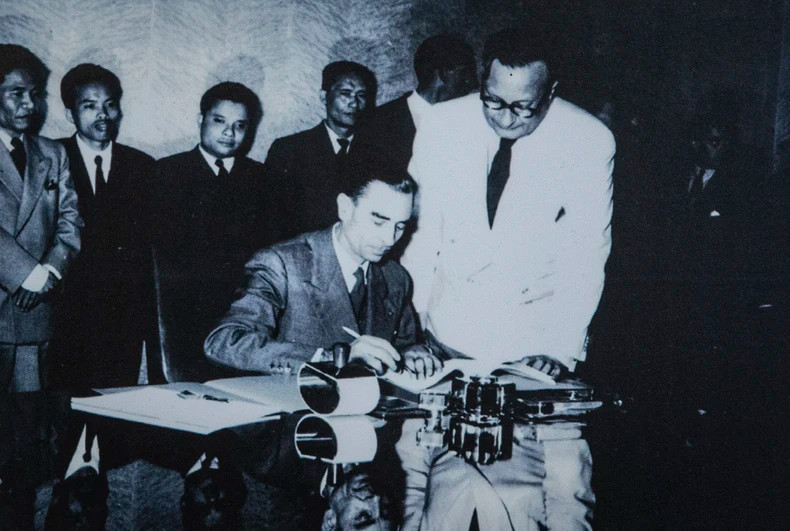 法国政府代表亨利·德尔泰尔签署《关于停止越南战事的日内瓦协定》。 法国政府代表亨利·德尔泰尔签署《关于停止越南战事的日内瓦协定》。