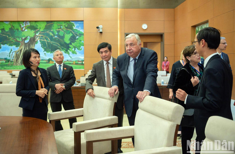 国参议院议长拉舍尔一行参观越南国会常委会各场会议举办之地的新朝会场。 国参议院议长拉舍尔一行参观越南国会常委会各场会议举办之地的新朝会场。