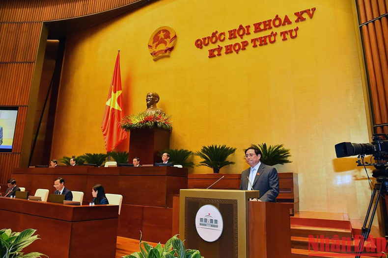 范明正总理在咨询和回答咨询活动上发言。