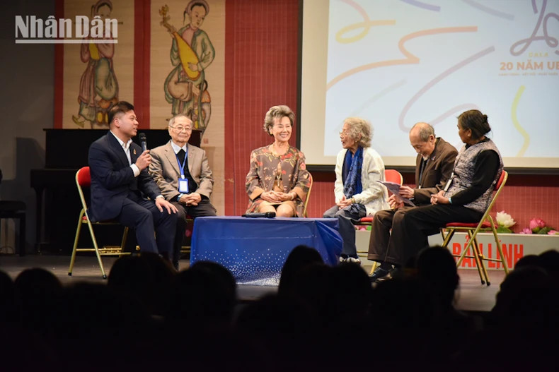 各位代表在活动上交流。 各位代表在活动上交流。