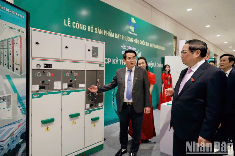 范明正总理参观获得2024年“国家品牌”产品的展示区。 范明正总理参观获得2024年“国家品牌”产品的展示区。