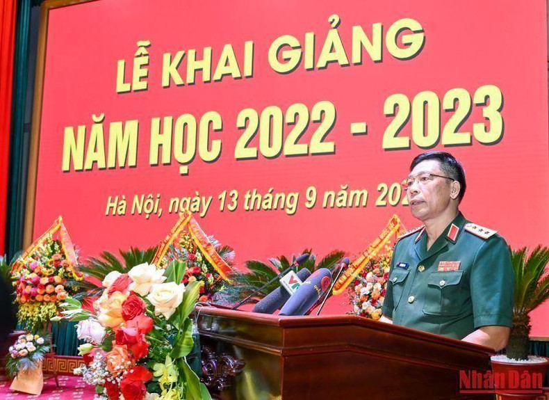 国防学院院长陈越科上将在开学典礼上发言。 国防学院院长陈越科上将在开学典礼上发言。