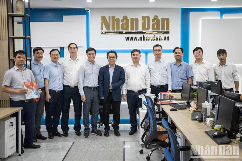 共产主义杂志社工作代表团团参观人民报社网络部融媒体编辑室。 共产主义杂志社工作代表团团参观人民报社网络部融媒体编辑室。