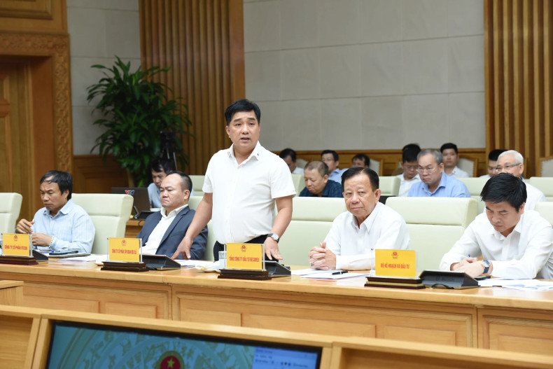 大山口(Đèo Cả)集团股份公司代表发表讲话。 大山口(Đèo Cả)集团股份公司代表发表讲话。