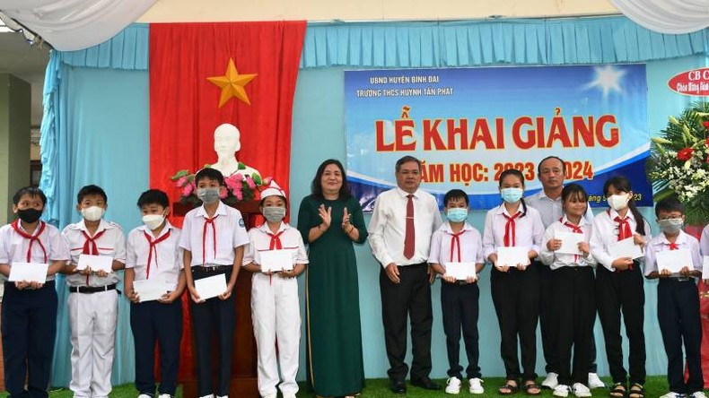 槟椥省平大县黄晋发初中学校师生参加开学典礼。 槟椥省平大县黄晋发初中学校师生参加开学典礼。