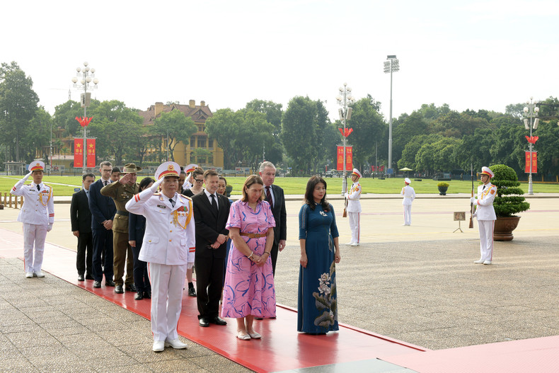 澳大利亚联邦议会参议长苏·莱恩斯和各位代表缅怀胡志明主席。