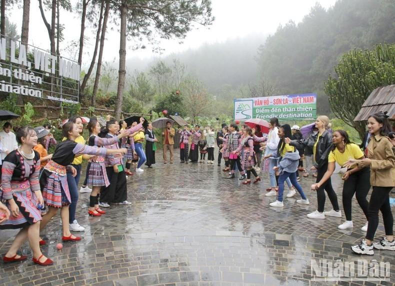 各国小姐与当地人民跳舞。 各国小姐与当地人民跳舞。