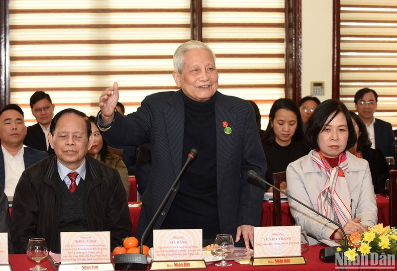 资深记者何登在活动上发言。