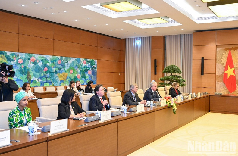 美国国会议员代表团与会。