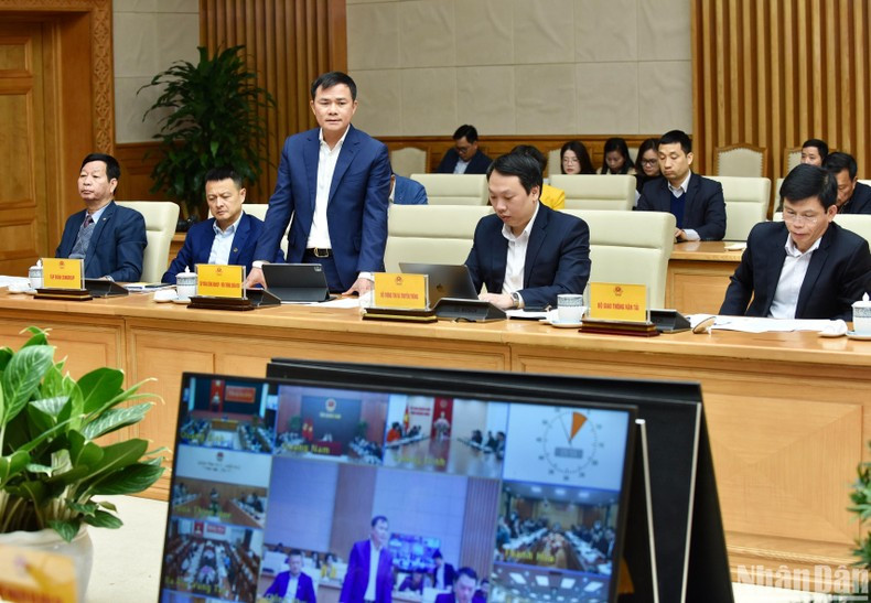 越南军队电信集团成员委员会主席苏勇发言。