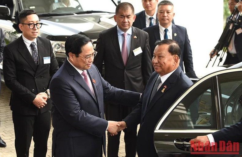 越南政府总理范明正欢迎柬埔寨参议院主席赛冲。