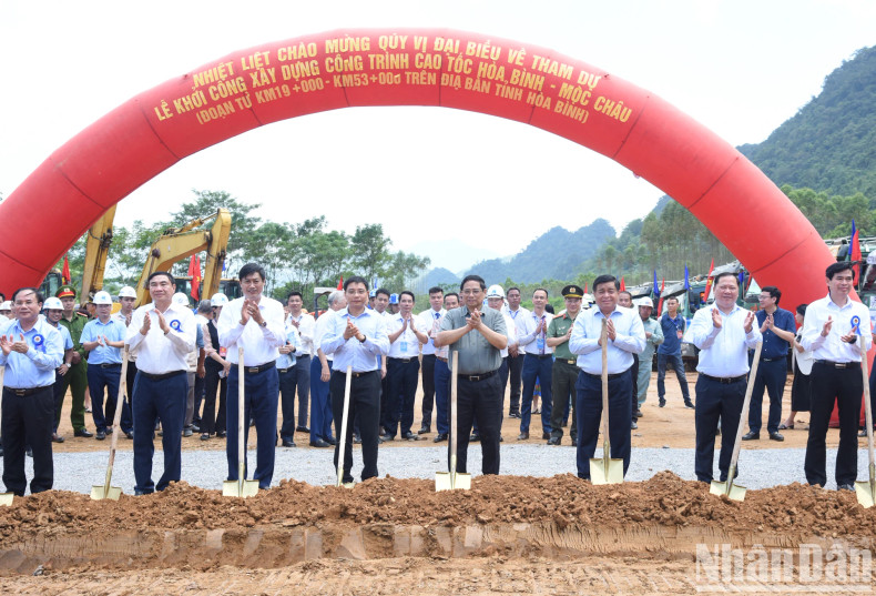 范明正总理和各位代表参加项目动工仪式。