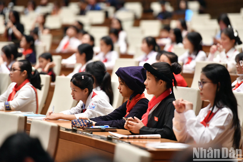 越南教育与培训部部长阮金山透露，全国教育行业正在积极扩展“幸福学校”模式，那里是“没有暴力存在的地方”。