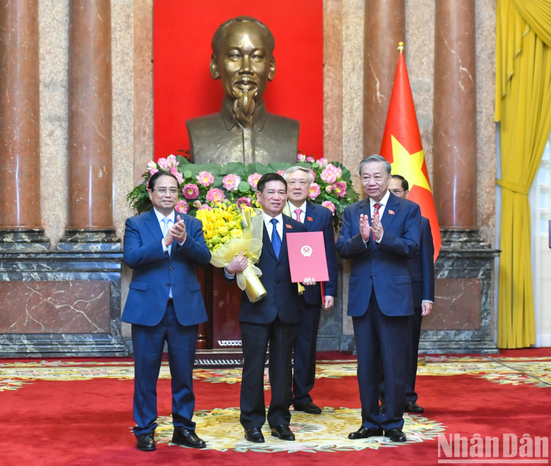 越共中央总书记、国家主席苏林向胡德福同志授予副总理任命决定书。 越共中央总书记、国家主席苏林向胡德福同志授予副总理任命决定书。