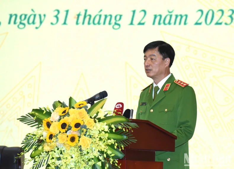 公安部副部长阮唯玉中将发表讲话。