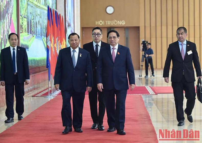 越南政府总理范明正和柬埔寨参议院主席赛冲。