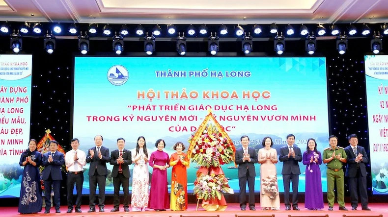 下龙市市委常委会向下龙市教育培训工作人员队伍赠送鲜花。