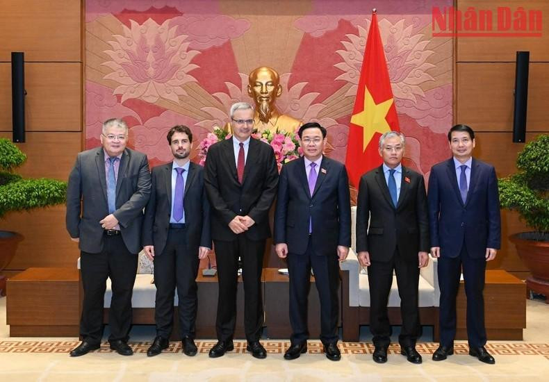 国会主席王廷惠、法国驻越南大使尼古拉斯·沃纳里和各位代表合影。