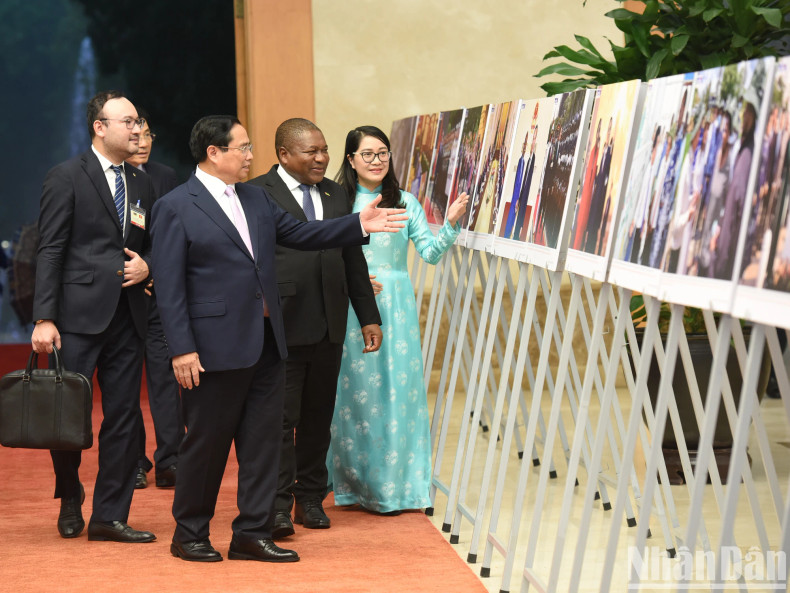 范明正总理向莫桑比克共和国总统菲利佩·纽西介绍关于两国外交关系的图片。