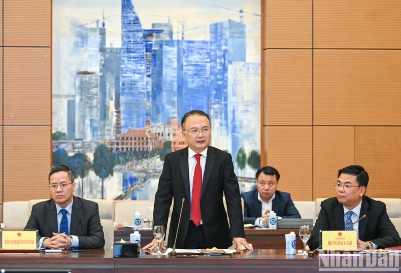 越南驻荷兰大使吴向南在会见时发表讲话。 越南驻荷兰大使吴向南在会见时发表讲话。