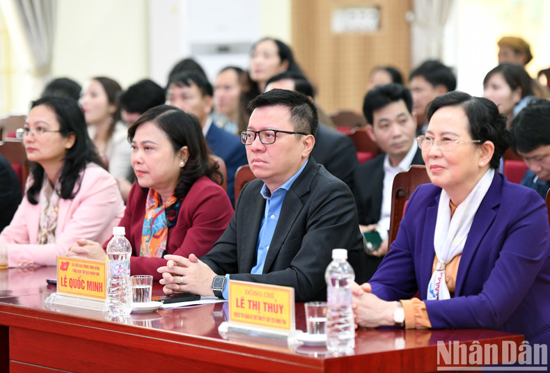 越共中央委员、越南《人民报》社总编辑、中央宣教部副部长、越南新闻工作者协会主席黎国明,河南省省委书记、省人民委员会主席黎氏水出席仪式。 越共中央委员、越南《人民报》社总编辑、中央宣教部副部长、越南新闻工作者协会主席黎国明,河南省省委书记、省人民委员会主席黎氏水出席仪式。