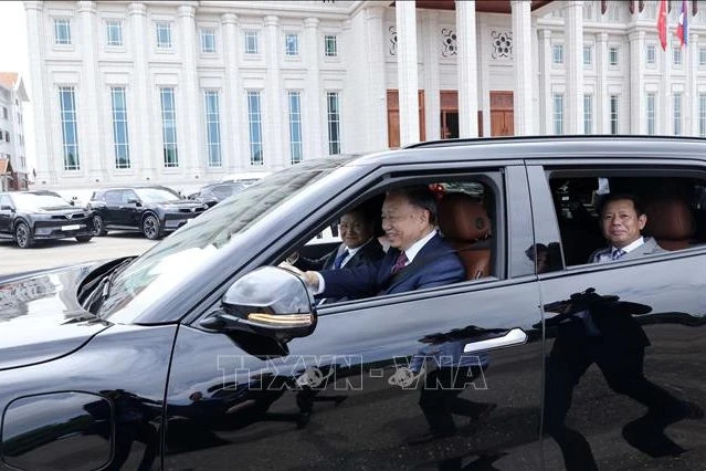 越南国家主席苏林驾驶Vinfast VF9电动汽车，载着老挝人民革命党中央总书记、老挝国家主席通伦·西苏里。
