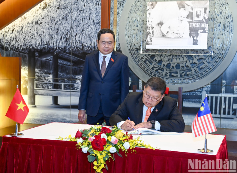 马来西亚国会下议院议长佐哈里·阿卜杜勒在越南国会传统陈列室留言簿上留言。