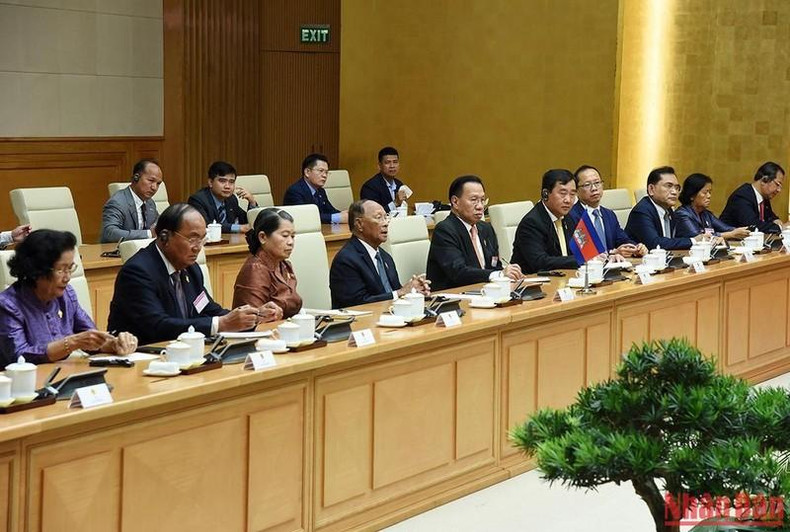 柬埔寨国会主席韩桑林和柬埔寨国会高级代表团。 柬埔寨国会主席韩桑林和柬埔寨国会高级代表团。