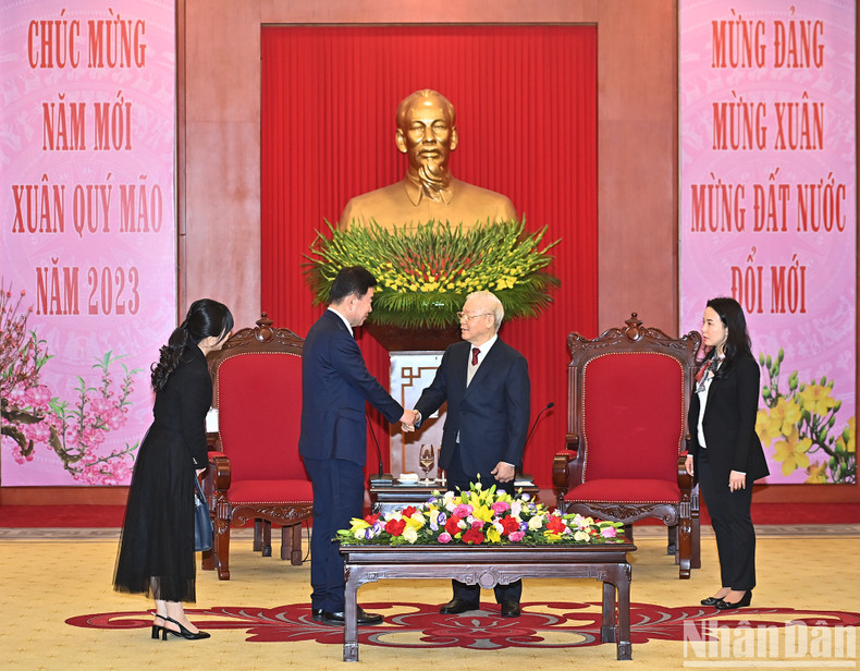 越共中央总书记阮富仲在党中央总部会见韩国国会议长金振杓。 越共中央总书记阮富仲在党中央总部会见韩国国会议长金振杓。