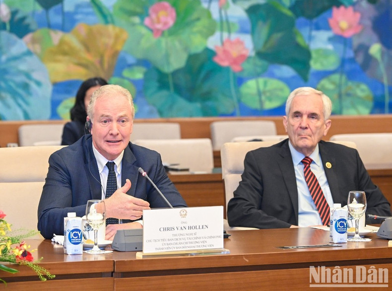 美国参议员克里斯·范霍伦在会见时发表讲话。