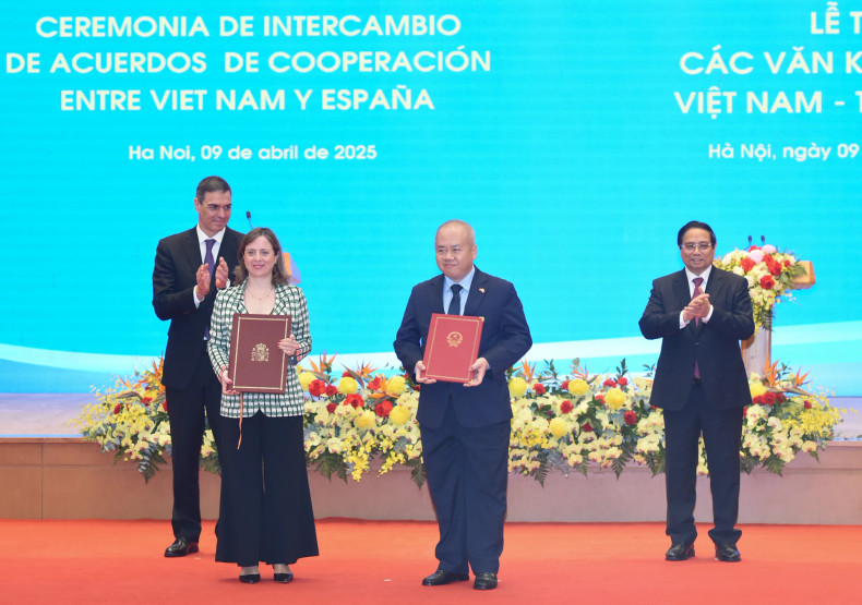 越南政府总理范明正和西班牙首相佩德罗·桑切斯见证《越南政府与西班牙政府金融合作框架议定书》移交仪式。 越南政府总理范明正和西班牙首相佩德罗·桑切斯见证《越南政府与西班牙政府金融合作框架议定书》移交仪式。