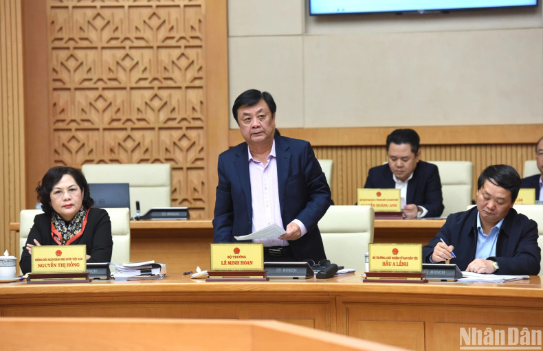 越南农业与农村发展部部长黎明欢在会议上发表讲话。