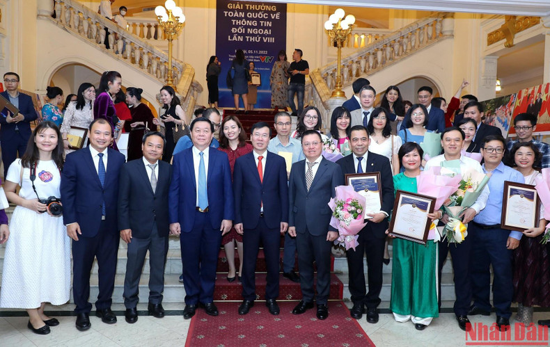 越南党和国家领导祝贺《人民报》社作者和作者小组荣获奖项。 越南党和国家领导祝贺《人民报》社作者和作者小组荣获奖项。